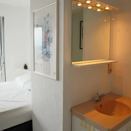 Modern Near Shore, Cleaning Included * 니우포르트