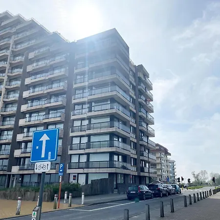 Modern Near Shore, Cleaning Included 아파트 니우포르트