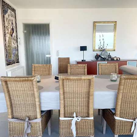 Modern Near Shore, Cleaning Included 아파트 니우포르트