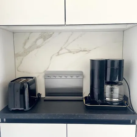 Modern Near Shore, Cleaning Included 아파트 *