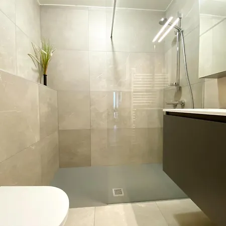 Modern Near Shore, Cleaning Included 아파트 니우포르트