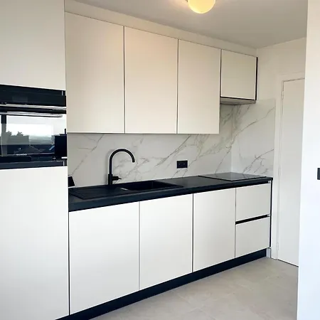 Modern Near Shore, Cleaning Included 아파트 니우포르트