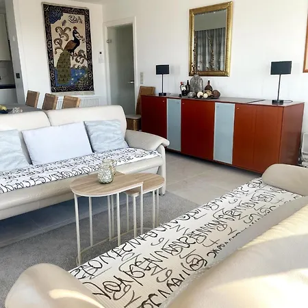 Modern Near Shore, Cleaning Included 니우포르트
